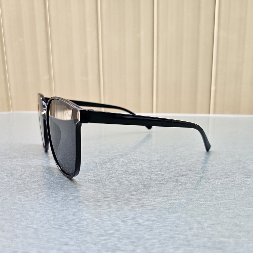 Man's Elegant Black Watch, Sunglasses, and Wallet Set - Picture 8 of 12